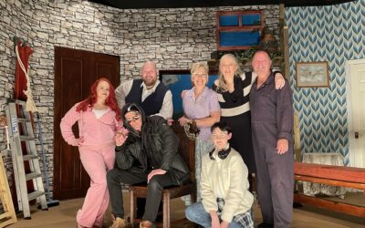 A Bunch of Amateurs – A Delightful Blend of Wit, Warmth, and Theatrical Charm